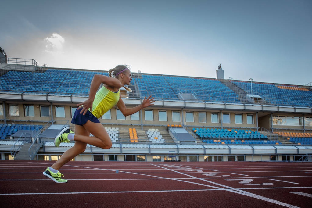 41岁的詹姆斯还能平框扣篮！湖人关键时刻太强了，东契奇和詹姆斯轮流在进攻端终结比赛